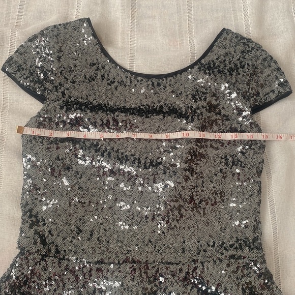 GB silver sequined top with cap sleeves. - Picture 8 of 12